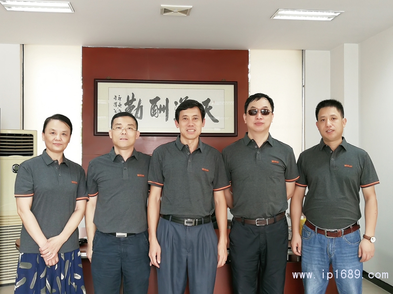 廣東威利堅機械集團(tuán)董事長陳為群(中)