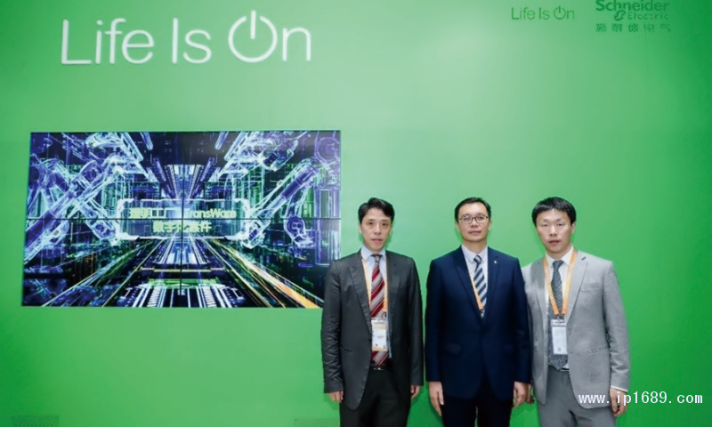 施耐德電氣高級副總裁、工業(yè)事業(yè)部中國區(qū)負責人龐邢?。ㄖ校┠偷码姎猓ㄖ袊┯邢薰竟I(yè)事業(yè)部智能制造負責人李凱（左），施耐德電氣（中國）有限公司工業(yè)事業(yè)部控制與驅動業(yè)務部總經理胡曉（右）