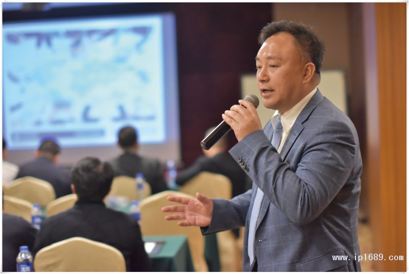順德考特斯CEO陳俊添先生（圖一）與考特斯德國總部銷售總監(jiān)Alain-Cappelle（圖二）致歡迎辭及作公司介紹：擁有80多年歷史的考特斯是全球第一家生產(chǎn)商用擠出吹塑成型機的制造商，也是世界最大的擠出吹塑成型機械設備供應商之一。-(1)