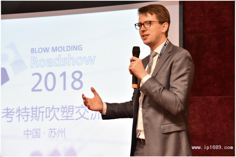 順德考特斯CEO陳俊添先生(圖一)與考特斯德國總部銷售總監(jiān)Alain-Cappelle(圖二)致歡迎辭及作公司介紹:擁有80多年歷史的考特斯是全球第一家生產(chǎn)商用擠出吹塑成型機的制造商,也是世界最大的擠出吹塑成型機械設備供應商之一。-(2)