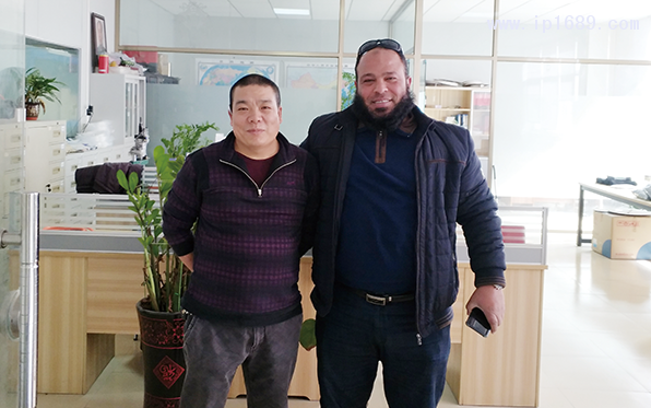 東莞市九先塑膠有限公司業(yè)務經(jīng)理張偉(左)