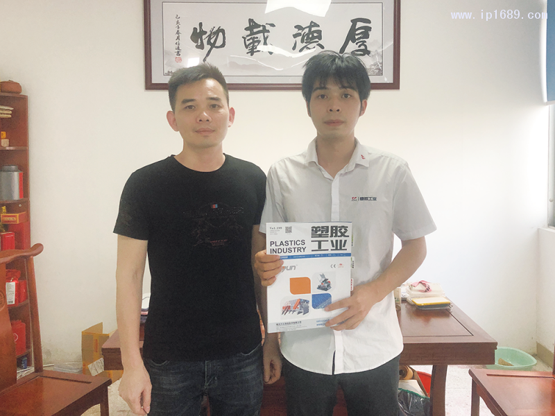 深圳市龍崗區(qū)嘉信美塑膠制品廠銷(xiāo)售經(jīng)理黃偉(左)