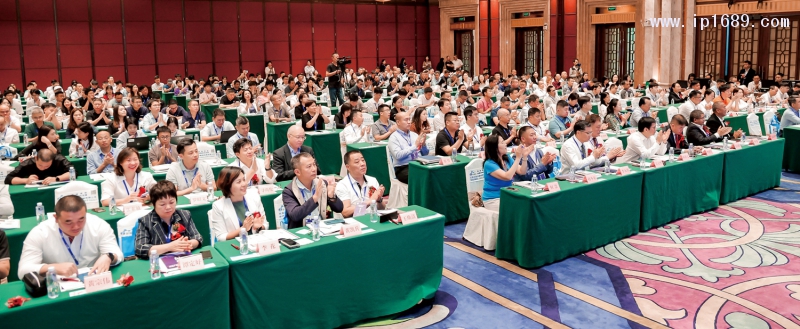 大會吸引了塑料行業(yè)產(chǎn)業(yè)鏈上下游超500名企業(yè)代表、專家、學(xué)者熱情參會