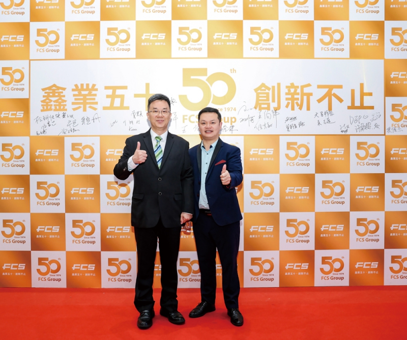富強鑫集團副董事長王俊杰(左)和《塑膠工業(yè)》總經(jīng)理徐森(右)合影-拷貝