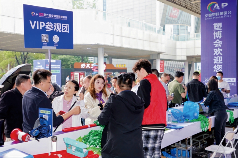 組委會(huì)通過客服團(tuán)隊(duì)一對一精準(zhǔn)邀約采購商